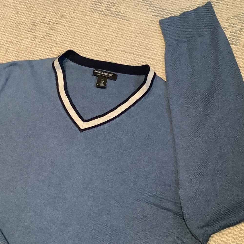 Banana Republic Luxury Blend V-neck Sweater in Blue with White Trim Sz L